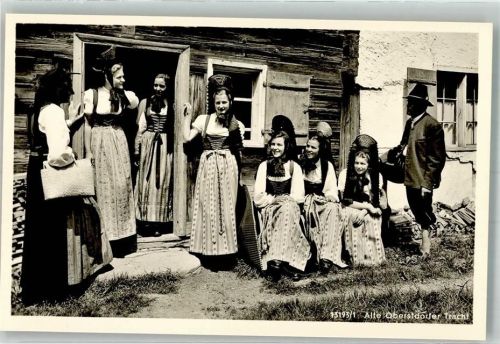 Oberstdorf Junge Frauen in alter Oberstdorfer Tracht Fotograf Heimhuber