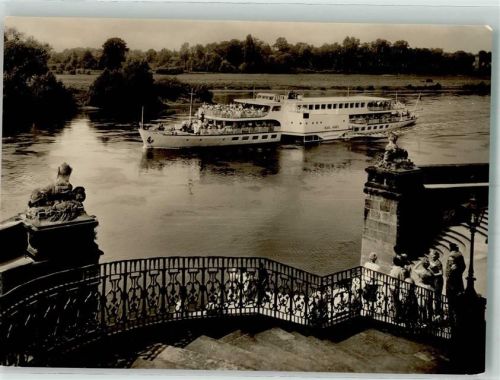 Pillnitz Raddampfer Karl Marx vor dem Wasserschloss