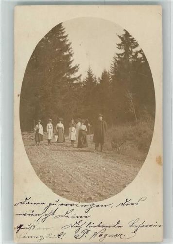 94428 W8383 Eichendorf , Niederbay 1912 Privatfoto AK Familie mit Hund auf einer Wanderung Passepartout