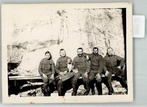 Österreichische Landser in Uniform mit Hund im Fels Foto KEINE AK