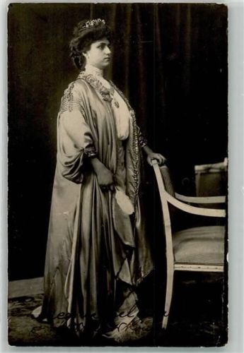 1909 Frau im prachtvollem Kleid mit Krone im Haar Fotostudioaufnahme