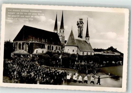 Altötting Prozession auf dem Kapellplatz mit Gnadenkapelle und Stiftspfarrkirche St. Phillipus und Jakobus Gnadenbild Fotograf Strauss