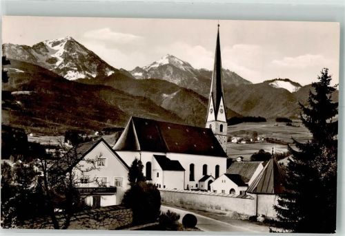 Siegsdorf Kirche Mariä Empfängnis mit Hochfelln und Hochgern