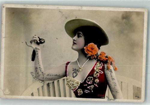 Junge Frau mit Blumenschmuck am Kleid Nr. 177/4 NPG Gebrauchsspuren