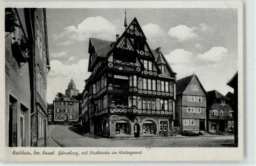 Kirchhain Gänseburg mit Stadtkirche im Hintergrund