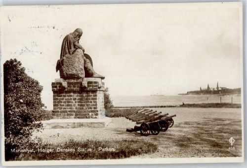 Marienlyst Schloss - Holger Danskes Statue im Park