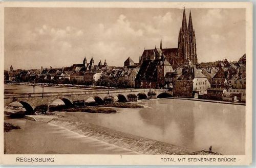 Regensburg Stadtbild mit Steinerner Brücke Dom
