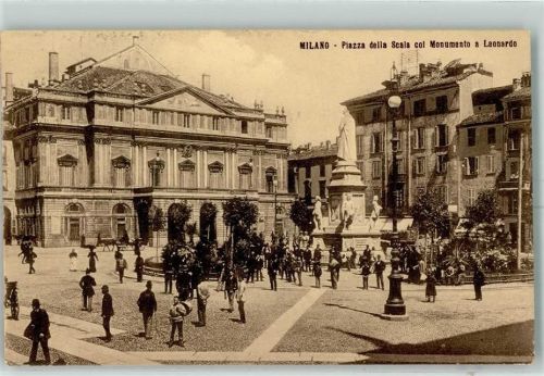 Milano Piazza della Scala col Monumento a Leonardo