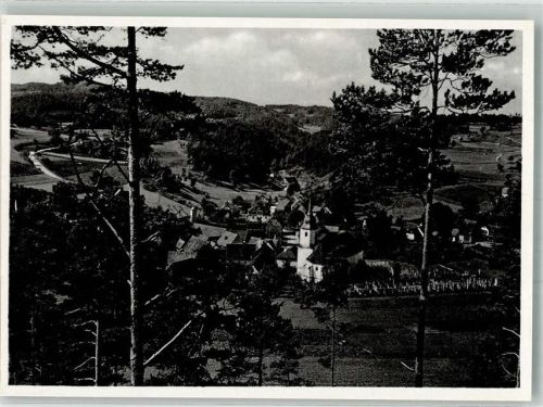 Obertrubach Panorama des Ortes mit der Pfarrkirche St. Laurentius und Friedhof