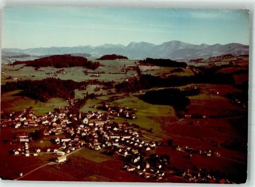 Weiler-Simmerberg Fliegeraufnahme des Ortes mit Pfarrkirche St. Blasius Foto Original aus Archiv eines Ansichtskartenverlags Ort handschriftlich