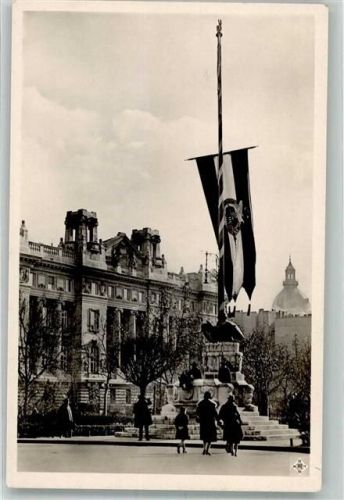 Budapest Denkmal landesflagge auf Halbmast als Erinnerung an den Frieden von Trianon