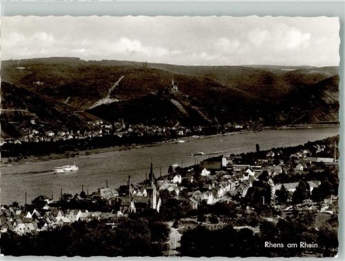 Rhens Panorama des Ortes am Rhein mit Kirche St. Theresia und der Marksburg
