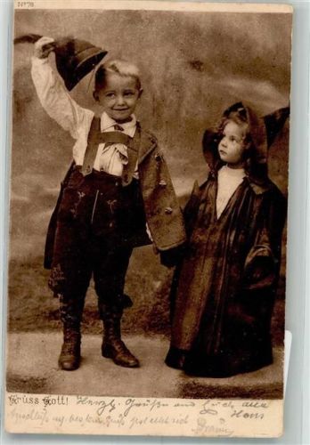 München 1902 Grüßender Junge mit einem Mädchen als Kindl verkleidet
