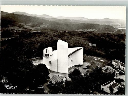 Ronchamp Fliegeraufnahme der Kapelle de Notre-Dame du Haut von Le Corbusier