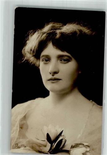 Einbeck 1910 Junge Frau mit Blumen in der Hand Deutschland-Fahrräder August Stukenbrok