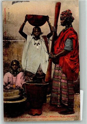 Mörsern des Couscous Frauen