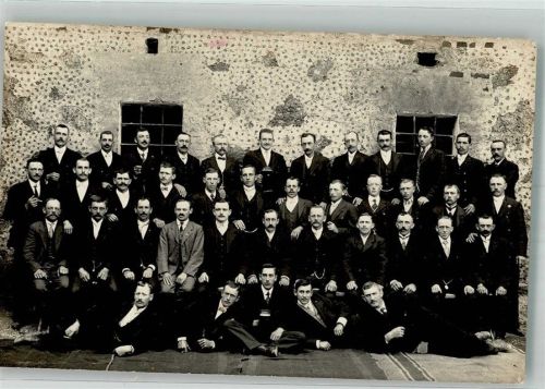 Gruppenaufnahme von jungen Männern in dunklen Anzügen