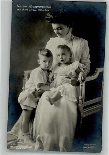 Mit ihren beiden Söhnen 1909