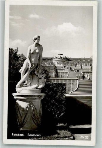 Potsdam 1943 Frauenskulptur im Schlosspark Sanssouci