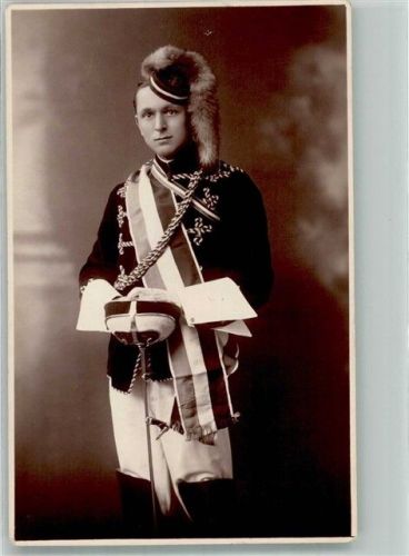 In Uniform mit Degen