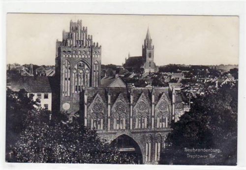 Neubrandenburg Neubrandenburg mit Treptower Tor. Ungelaufen. Leichte Abdrücke an den Ecke n vom Album, sonst gut erhalten.