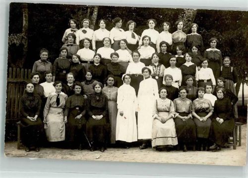Gruppenaufnahme von Schwestern mit jungen Frauen