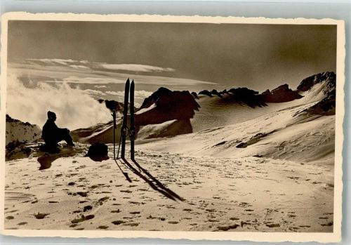 Zugspitze Rastender Skifahrer am Zugspitzplatt Hüttenstempel Bayerische Zugspitzbahn