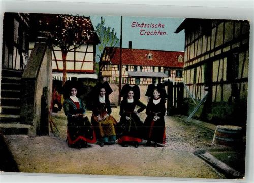 1918 Vier Frauen in Tracht zwischen Fachwerkhäusern Verlag Emil Hartmann