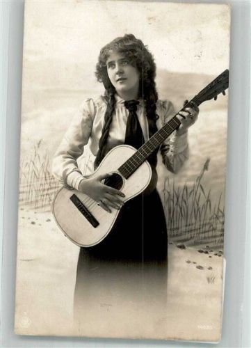1916 Junge Frau mit Gitarre NPG 14035 Feldpost WK I Feldart.-Regt. König Karl
