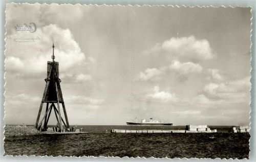 Cuxhaven Dampfer passiert die Kugelbake