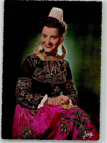 Locronan Junge Frau in Tracht aus der Bretagne aus dem Bezirk Finistere Fotograf Jean
