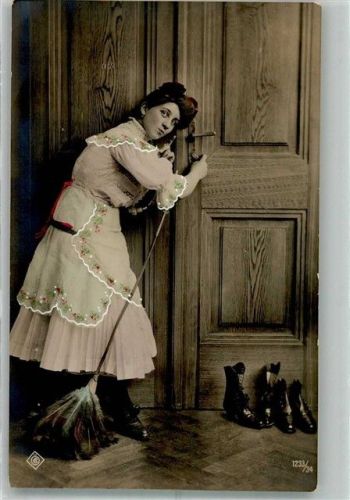 1908 Junge Frau lauscht an der Tür des Hausherrn Humor