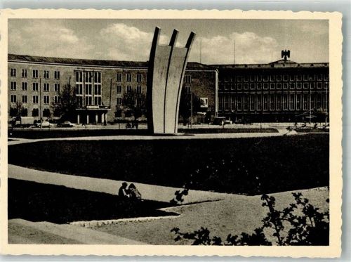 Tempelhof Das Luftbrücken-Denkmal