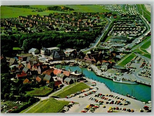 Neuharlingersiel Fliegeraufnahme des Ortes mit Fischereihafen und Campingplatz