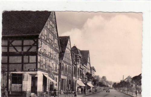 Kyritz Fotokarte von Kyritz. Abgebildet ist die Sebastian-Bach-Straße. Postalisch befördert mit Marke und Stempel 1959. Kleiner Knick an der oberen linken Ecke und an der oberen rechten Ecke. Kleiner Bug an der unteren Kante, sonst gut erhalten.