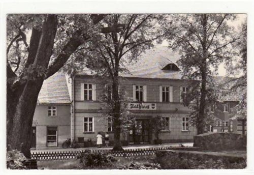 Fotokarte von Teupitz - Kreis Königs-Wusterhausen. Abgebildet ist das Rathaus. Postalisch befördert mit Marke 1965. Die Marke wurde teilweise entfernt, sonst gut erhalten.