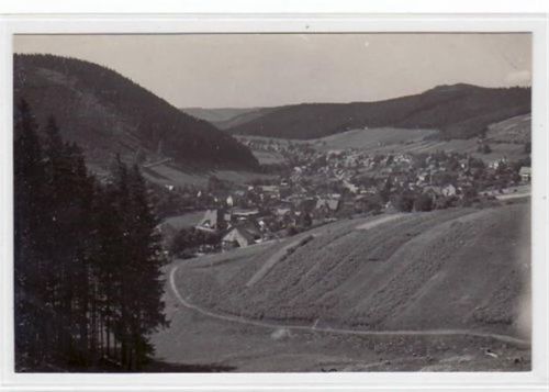 Masserberg Masserberg i. Thür. Wald mit Totalansicht. ungelaufen keine Anschirftzeilen Rückseite. Ecken mit Albumabdrücken, sonst gut erhalten.