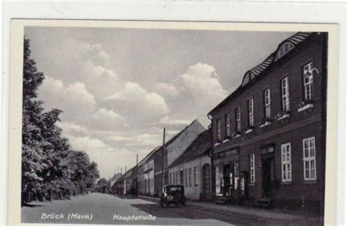 Fotokarte von Brück i.d.M.. Abgebildet ist die Hauptstraße mit einem PKW. Postalisch nicht befördert. Top Erhaltung.