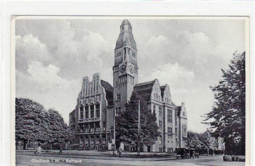 Gladbeck mit Rathaus gelaufen, mit Marke und Stempel von 1939. leichte Eckabschürfungen, sonst gut erhalten