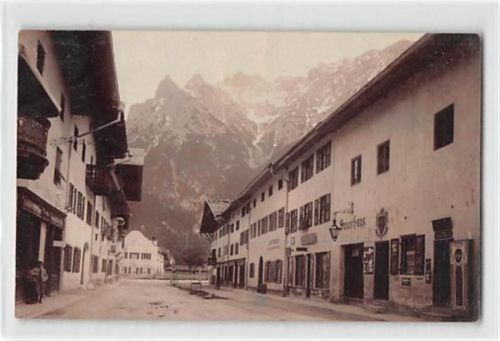 Fotokarte Mittenwald. Straßenpartie mit Geschäften. Feldpost Leicht bügig, leicht fleckig, sonst gut erhalten