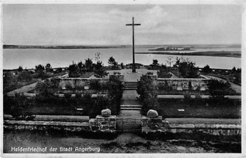 Angerburg Angerburg / Wegorzewo. Heldenfriedhof der Stadt gelaufen. Rückseite leicht stockfleckig, sonst gut erhalten