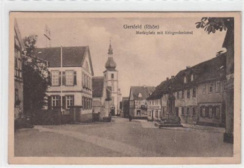 Gersfeld, Rhön. Marktplatz mit Kriegerdenkmal gelaufen, mit Marke und Stempel, Datum nicht lesbar. Gute Erhaltung.
