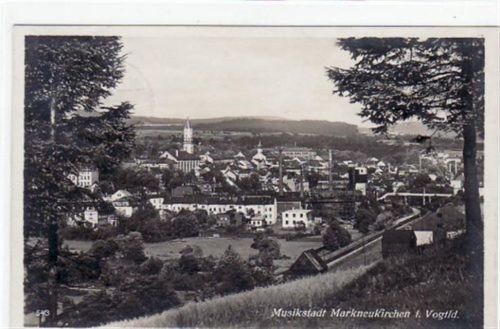 Markneukirchen Markneukirchen mit Gesamtansicht gelaufen von 1930. Leichter Stempeldurchdruck, sonst gut erhalten