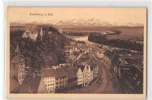 Landsberg am Lech. Straßenpartie mit Gebirge aus der Vogelschau gelaufen. Gute Erhaltung.