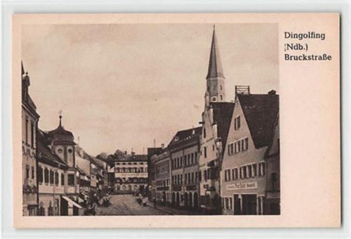 Dingolfing in Niederbayern. Bruckstraße ungelaufen kleiner Knick oben links und rechts, sonst gut erhalten