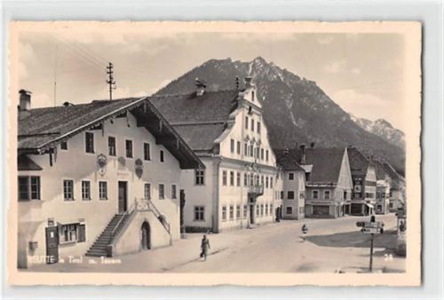 Reutte in Tirol. Häuserreihe mit Gebirge ungelaufen Sehr gut erhalten.