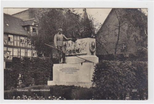 Salzwedel mit Ulanendenkmal gelaufen, Marke entfernt. Kleine Beschädigung am Rand unten, leicht fleckig, sonst gut erhalten