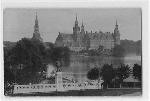Fotokarte Liegnitz / Legnica mit Schloss, Teich und Denkmal gelaufen 1926 kleiner Knick an der linken oberen Ecke Leichter Bug oben rechts, sonst gut erhalten