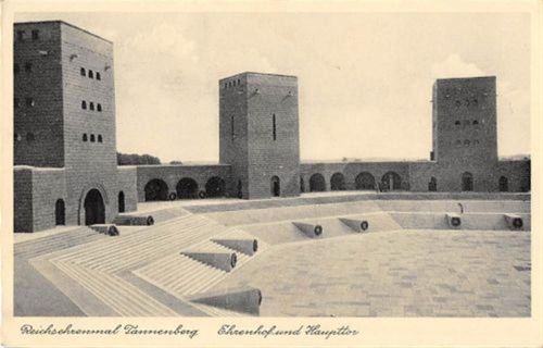 Hohenstein Reichsehrenmal Tannenberg bei Hohenstein - Olsztynek / Kreis Osterode - Ostróda. Ehrenhof Haupttor ungelaufen Sehr gut erhalten.