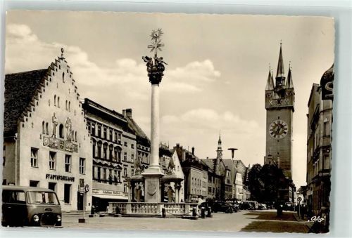 Straubing Stadtplatz mit Stadtsparkasse Oldtimer Stadtturm Dreifaltigkeitssäule